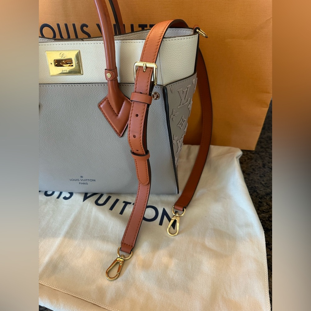 Like New Louis Vuitton “on my side” MM Galet Grey - Picture 7 of 10